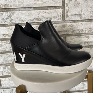 DKNY Donna Karan NY wedge Heel tennis shoe Black 7M Like New